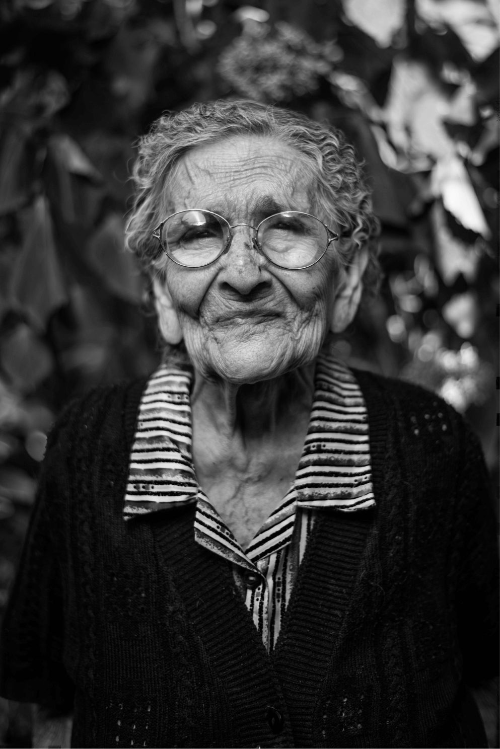 Picture of an old woman with glasses